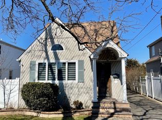 1879 Charles St, Merrick, NY 11566