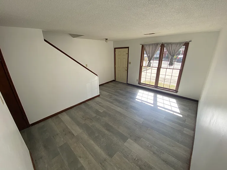 114 Colonial Ct — Photo 2