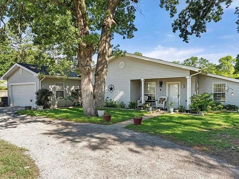219 Texas Dr — Photo 1