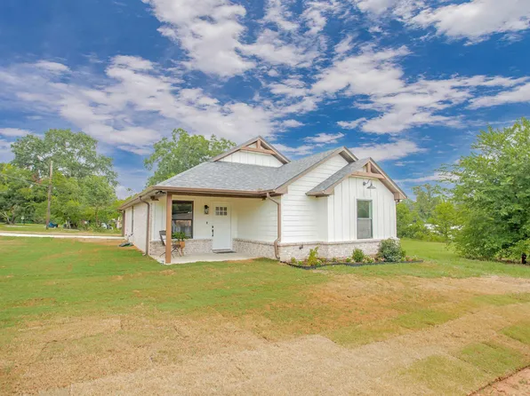 113 W Magnolia St, Troup, TX 75789