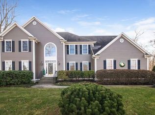 10 Canterbury Ln, Newtown, CT 06482