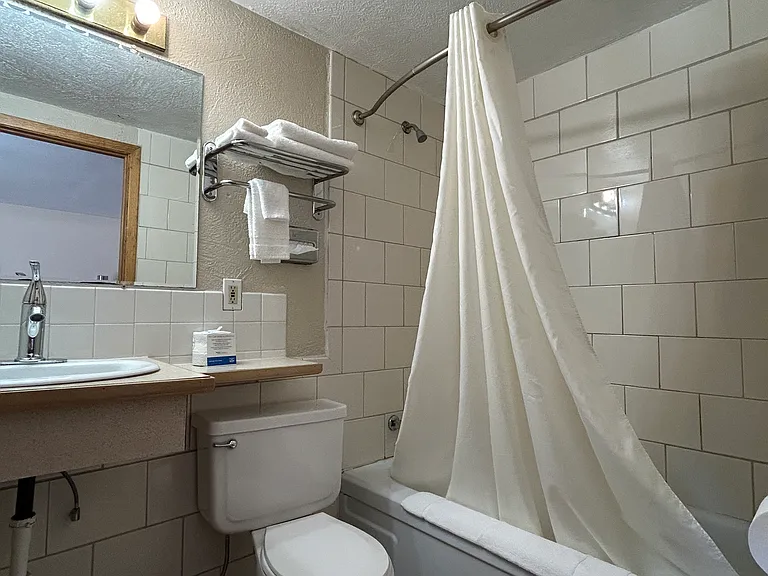 610 E Hart St — Photo 3