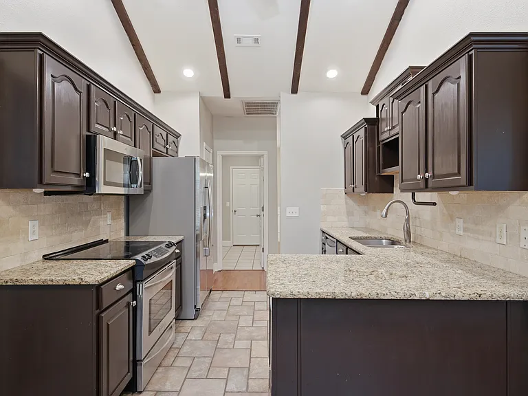 305 NW Palomino St — Photo 11