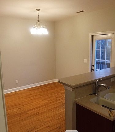 4th image of 221 Southgate Ln