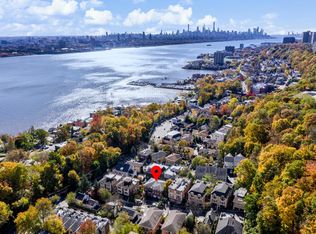 8 Leary Ln, Edgewater, NJ 07020