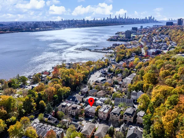 8 Leary Ln, Edgewater, NJ 07020