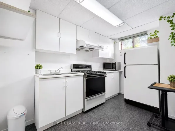 1226 Kos Blvd, Mississauga, ON L5J 4L7