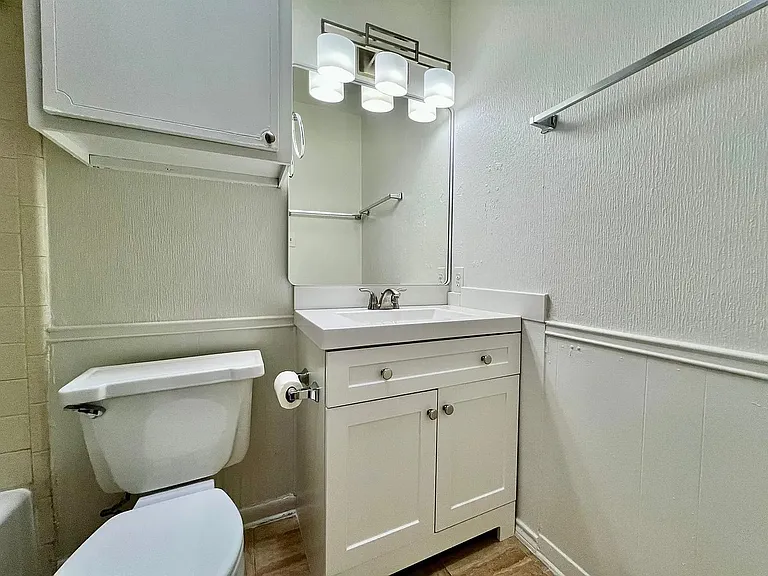 612 W 51st St #103 — Photo 9