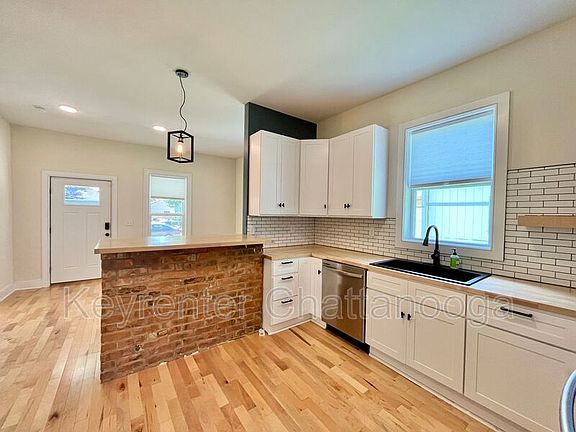 3rd image of 2303 Kirby Ave