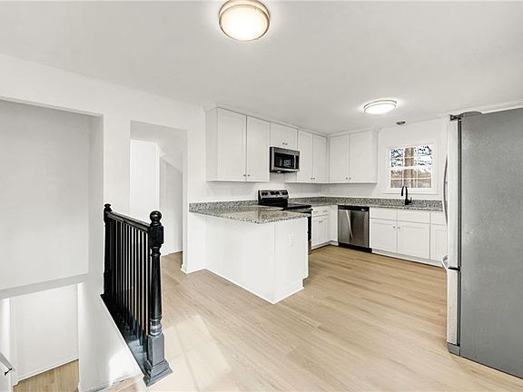 3rd image of 854 Mundys Mill Rd