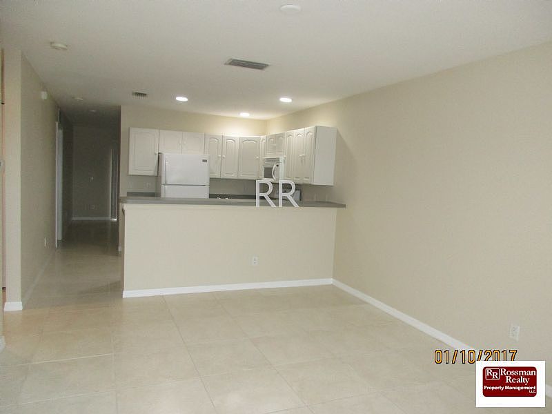 1st image of 512 SE 6th St APT 4