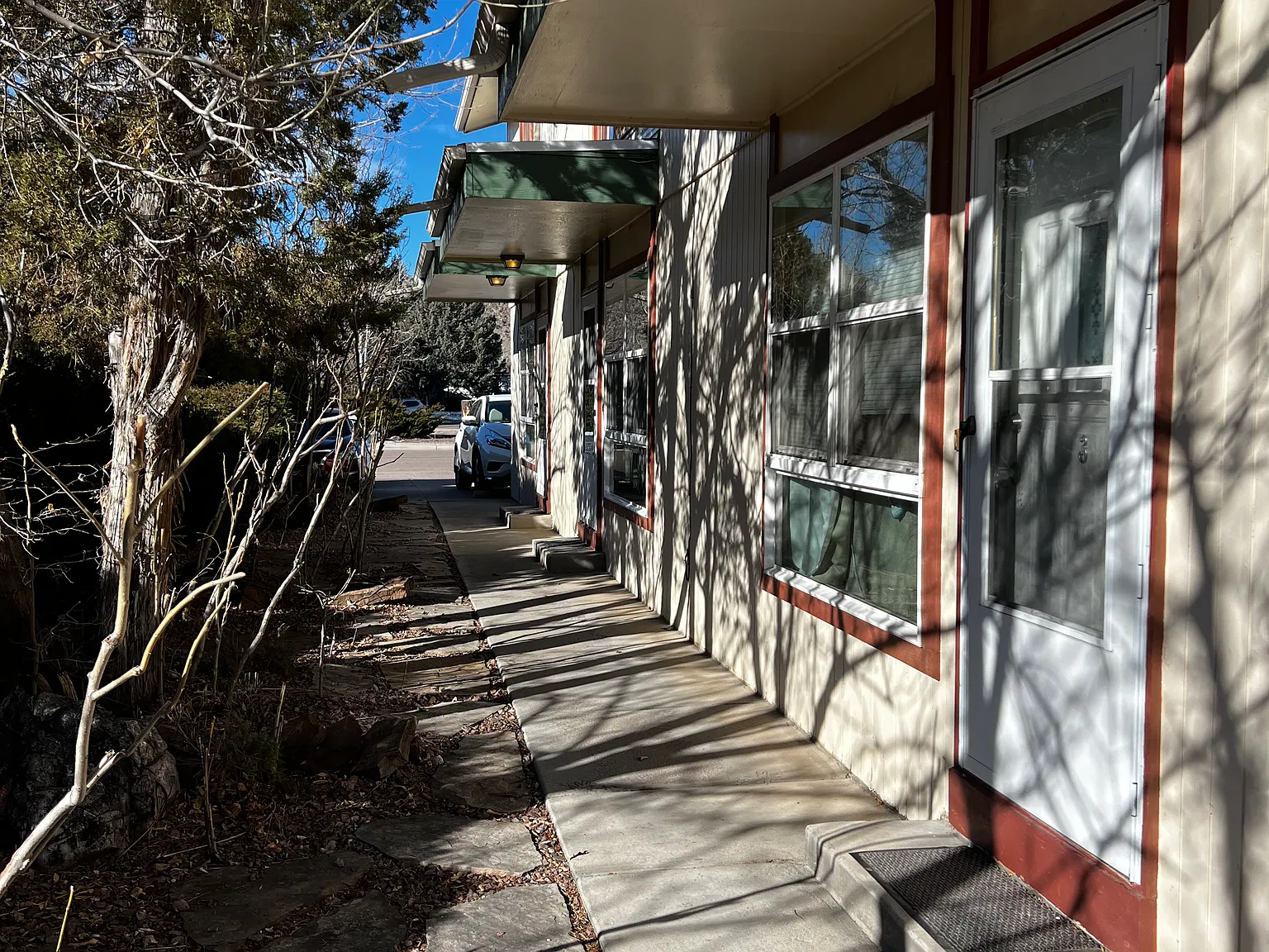 700 Yale Pl — Photo 1
