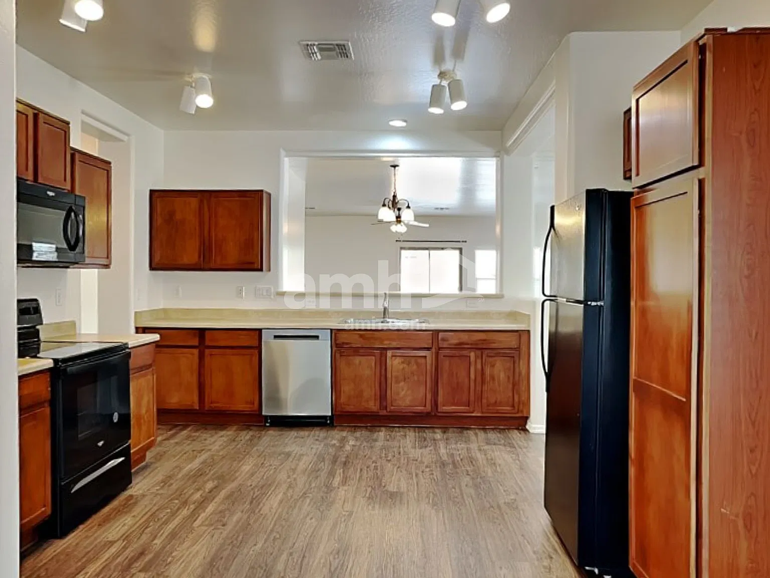 3 bed, 2.0 bath, 1802 sqft, $2,035 — Photo 3