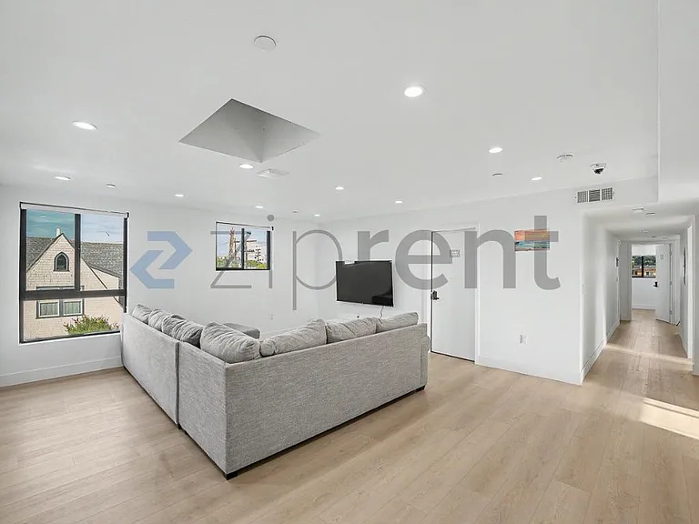 1438 W 37th Dr — Photo 5
