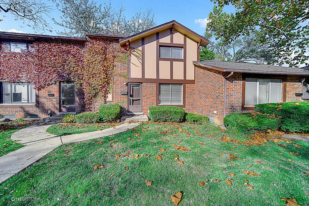 18W220 Standish Ln photo 1