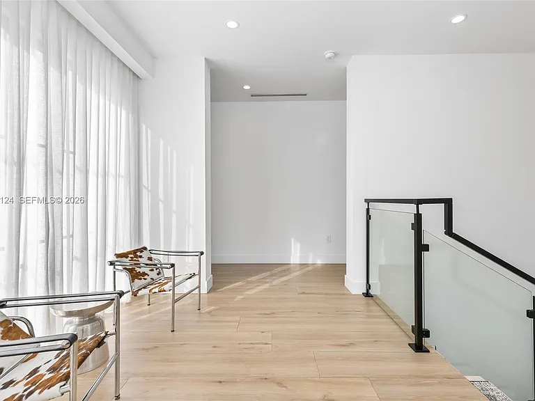 895 NE 76th St — Photo 34