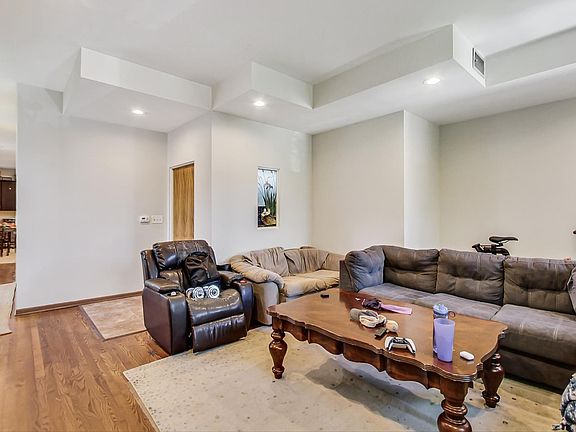 5th image of 2022 N Sheffield Ave APT 2