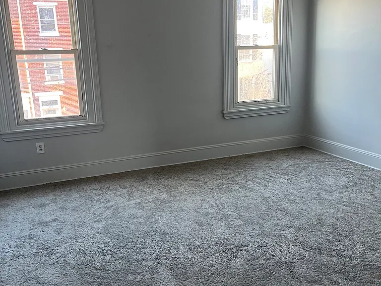 241 E Oak St — Photo 2