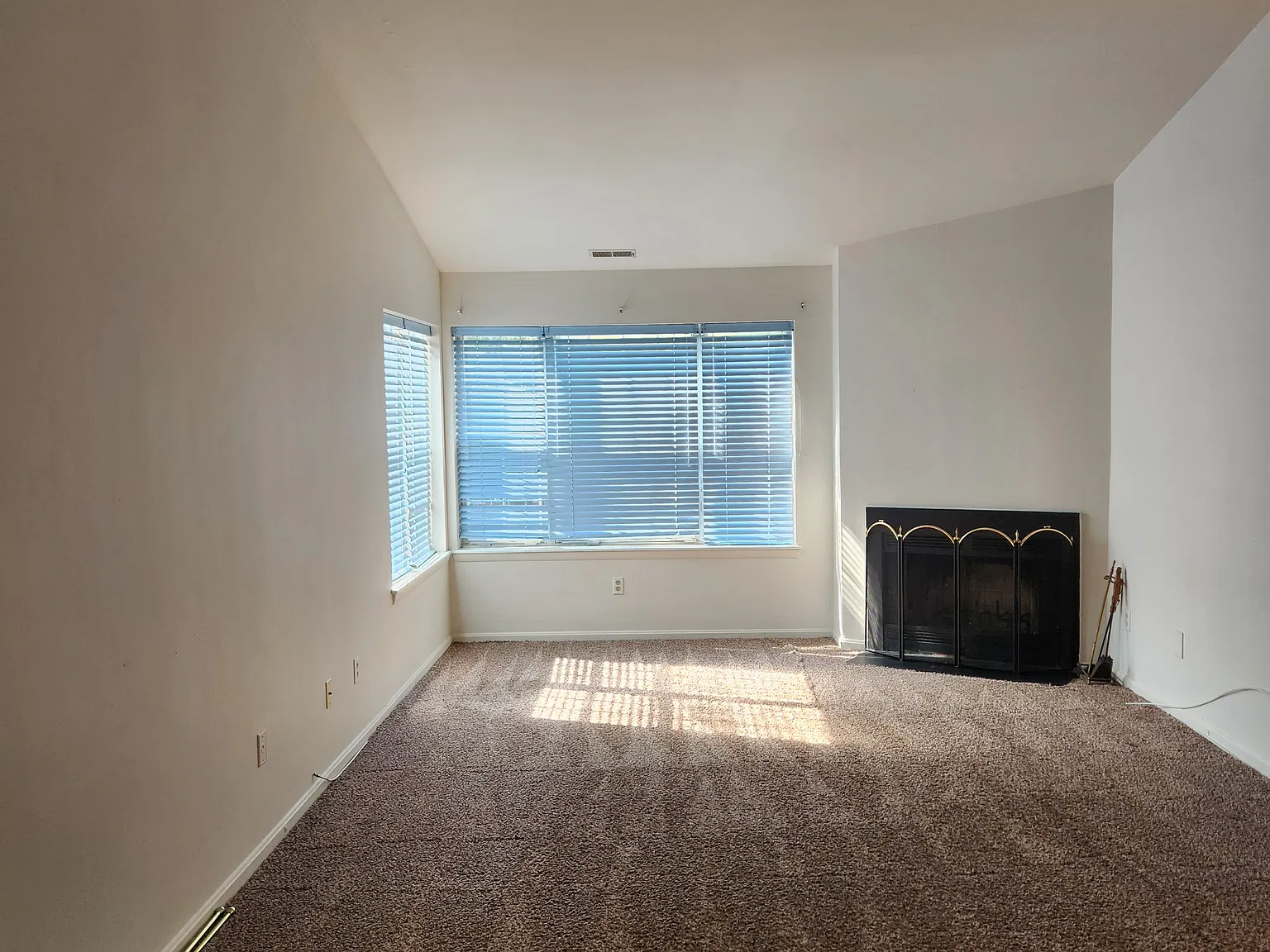 2 bed, 1060 sqft, $2,200 — Photo 2