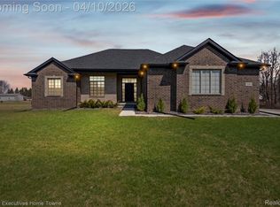 7285 Wood Pointe Dr, Almont, MI