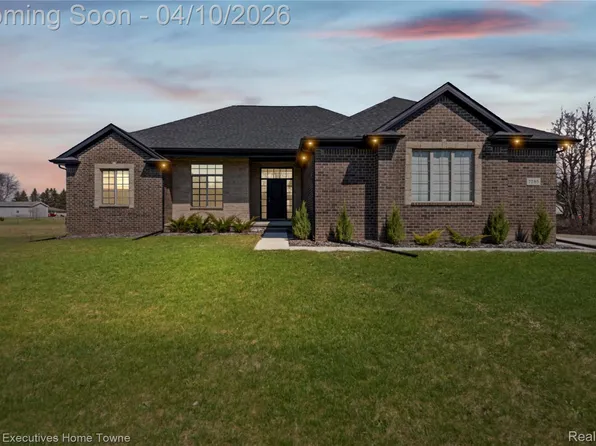 7285 Wood Pointe Dr, Almont, MI 48003