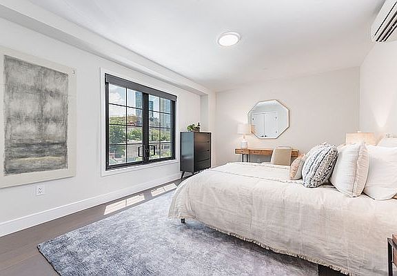 4th image of 4005 Crescent St #3F