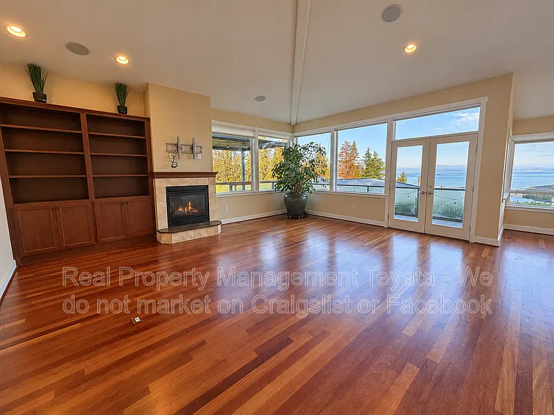 3 bed, 2.5 bath, 2585 sqft, $3,900 — Photo 2