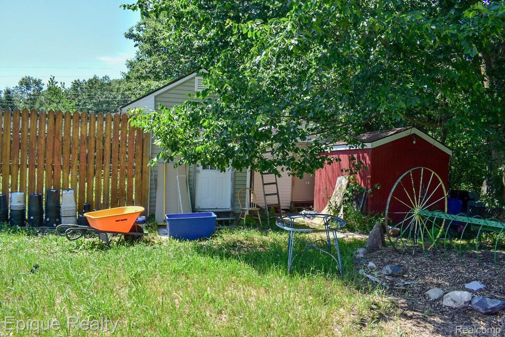 300 W Dewey Rd, Owosso, MI - More