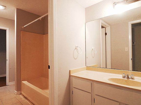 5th image of 1012 Fieldwood Dr #B