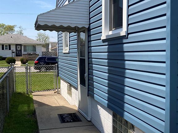 2nd image of 5625 Northcote Ave