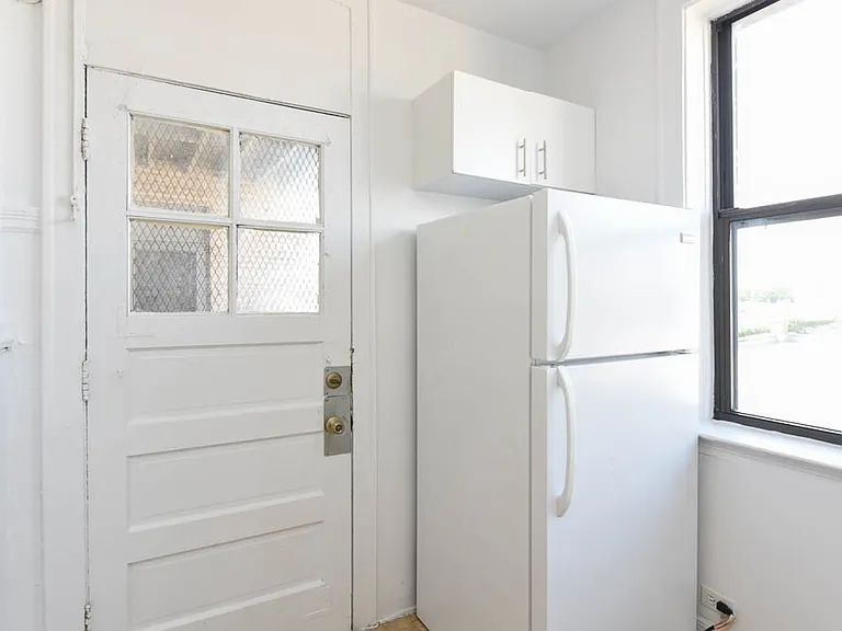 2334.5 N Spaulding Ave #B4 — Photo 4