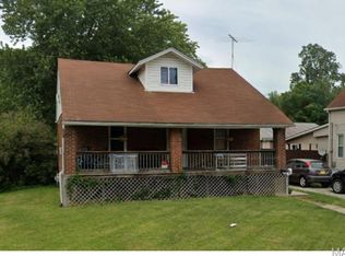 945 E Leonard St, Staunton, IL 62088