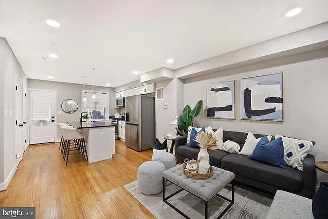 3 bed, 2.5 bath, 1190 sqft, $3,500 — Photo 3