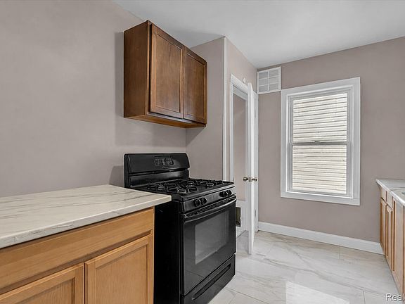 5th image of 11475 Sanford St
