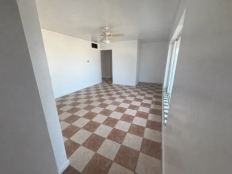 518 S Grinnell Ave — Photo 5