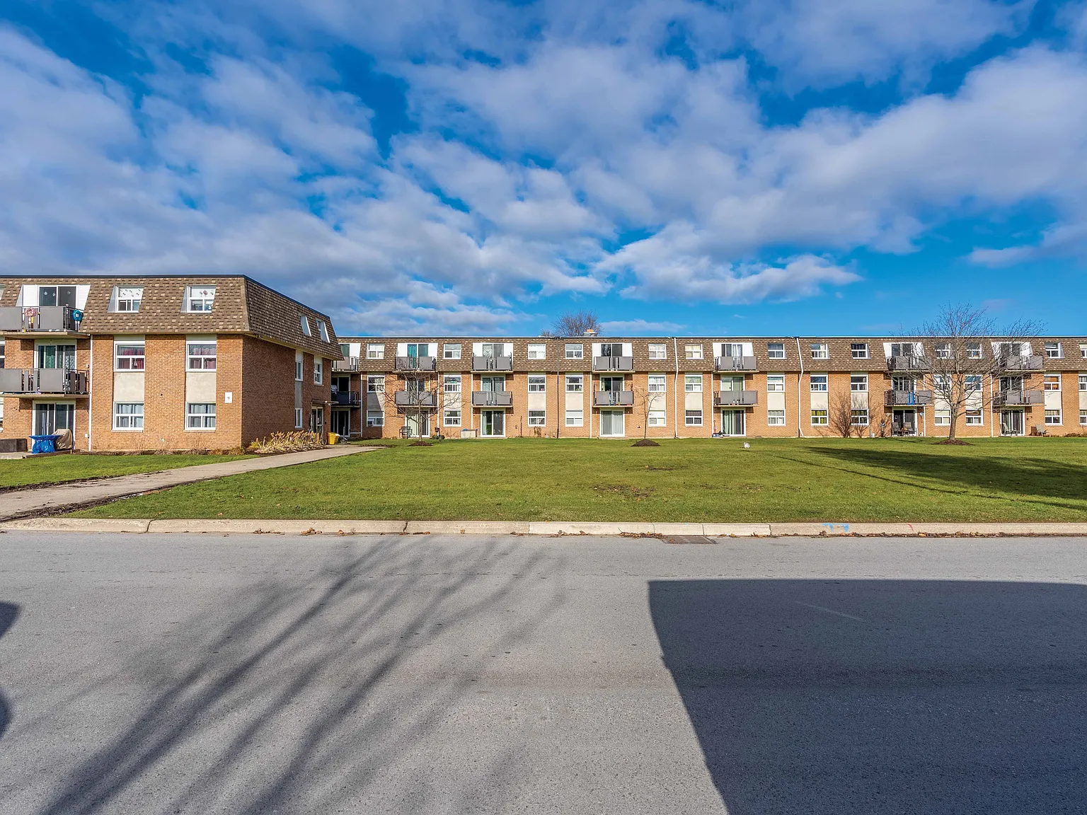 Georgian Manor Apartments — Photo 2