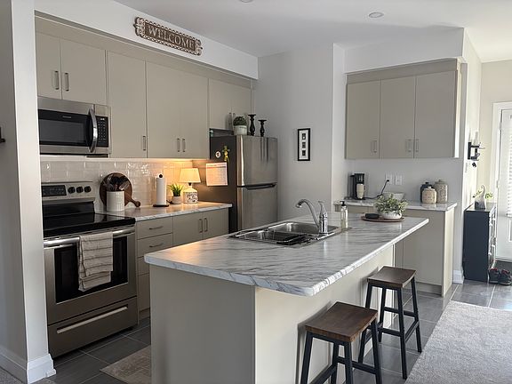 3rd image of 677 Park Rd N #18