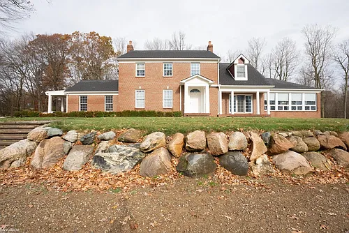 2401 E Brocker Rd Photo 1