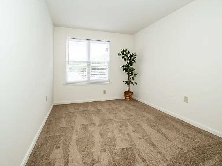 Robin Hill Apartments — Photo 9
