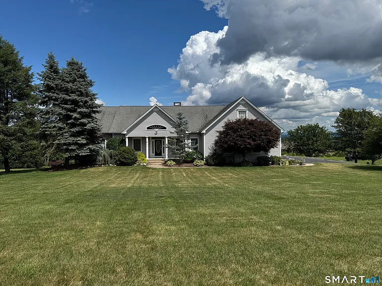 556 Hill St — Photo 1