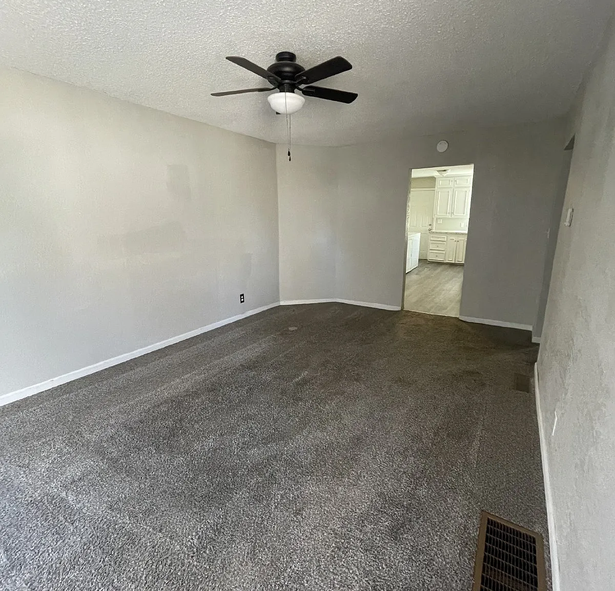 2 bed, 1.0 bath, 927 sqft, $850 — Photo 2