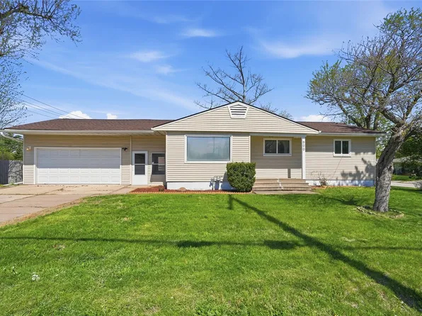 900 Old Marion Rd NE, Cedar Rapids, IA 52402