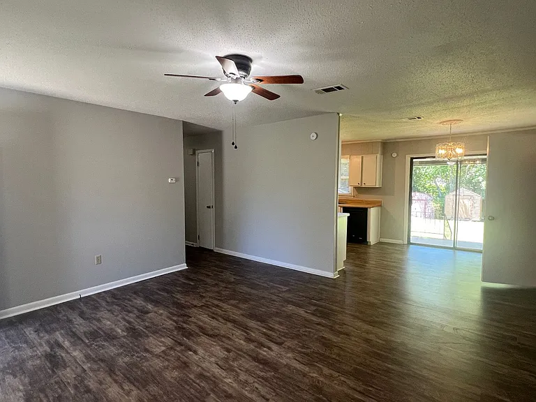 211 Laverne Dr — Photo 3