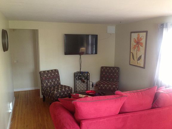2nd image of 146 Rossiter Rd APT B