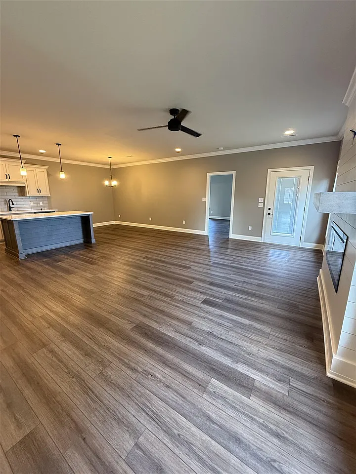3 bed, 1933 sqft, $2,200 — Photo 2
