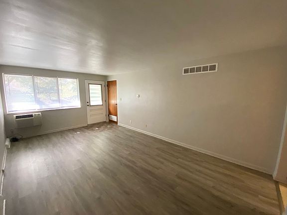 3rd image of 239 E Oak Cliff Ct #7