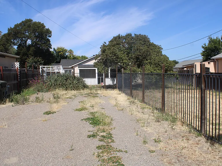 135 Poinsettia Ave — Photo 34