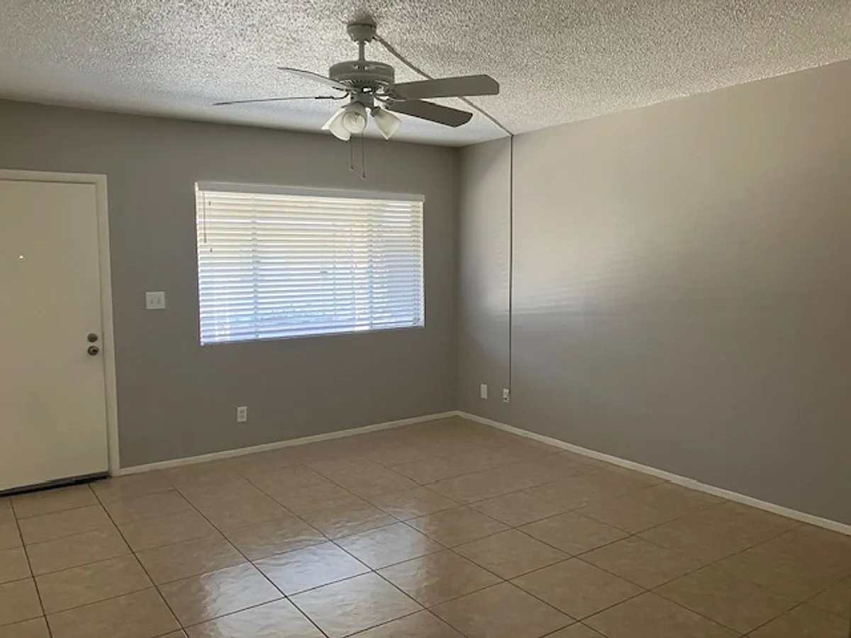 Building Photo - 302 W Medlock Dr #10