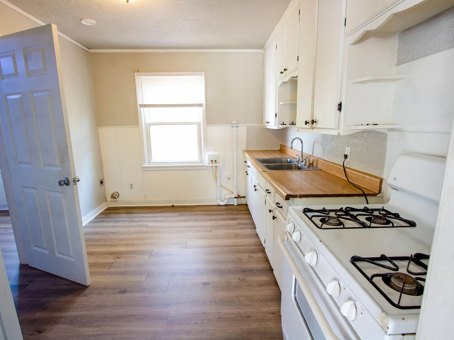 905 N Wilson Ave — Photo 4