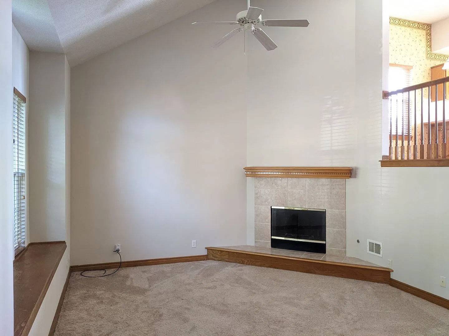 Open Floor plan 3 Bed 3 Bath Overland Park home — Photo 2